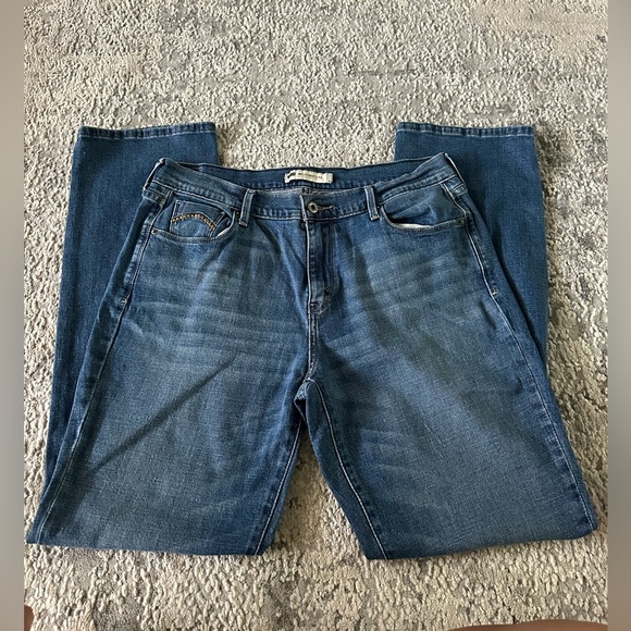 Levi's women’s straight leg Blue Jeans - Picture 7 of 7